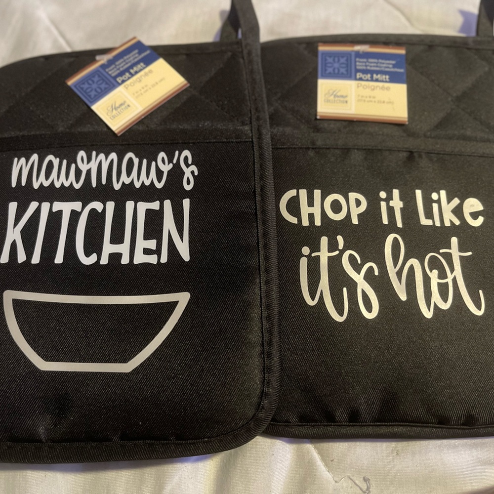 Home Collection Black & White Inspirational Pot Holders. Set of 2 with pockets